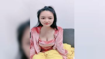 唯美性感露脸极品风骚少妇，听狼友指挥先洗澡诱惑狼友，床上各种骚浪动作展示，揉奶玩逼奶子逼心精彩刺激