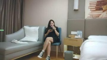 浪利战神深夜场黑裙小少妇情趣装黑丝袜扭动屁股翘起大屁股舔屌正入抽插打桩勐操