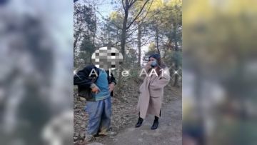 《最新极品⭐淫妻》新春福利牛X绿帽夫妻推特网红约粉3P人前户外露出啪啪调教儿子面前也露很反差(21)