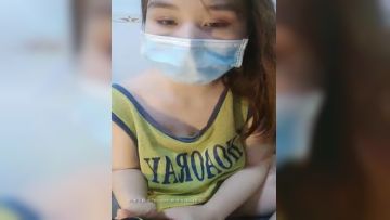 风情少妇瑶瑶老师露脸了在家一个人跳弹自慰，沙发上揉捏骚奶子玩奶头跳弹自慰粉嫩骚逼淫水好多，样子好骚