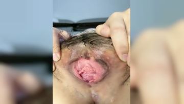 风骚的小少妇露脸伺候蒙面大哥，让大哥在床上各种玩弄，全程露脸深喉大鸡巴各种抽插，让大哥抠逼玩道具插