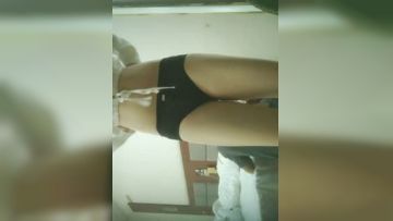 【换妻极品探花】，妮子女神展示粉丝福利视频，讲解个人换妻性爱体会，忍不住自慰粉穴