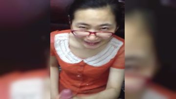 漂亮眼镜少妇日常吃鸡吃精啪啪流出什么味道啊好吃吗好吃太假了老公你射啦外表看着斯文很会搞怪很反差高清原档第01集