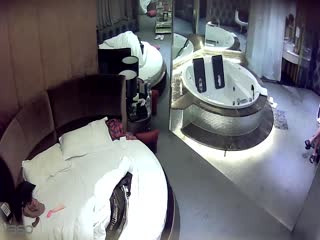 gc360酒店偷拍-按摩浴缸房偷拍很久没做爱饥渴眼镜小哥