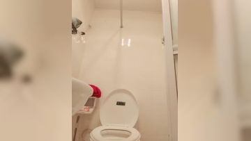 校花女神性感黑丝露脸在厕所偷偷的挣狼友的压岁钱，听狼友指挥揉奶抠逼，把自己搞到高潮喷水舔弄手指好骚啊第05集