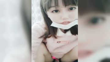 高颜值长相清纯新人学生妹子道具自慰诱惑，撩起睡衣揉奶翘起屁股跳蛋震动