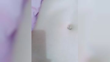 乖女儿又来了全程露脸跟妈妈一起大秀直播，被妈妈扒光了吃奶玩逼AV棒摩擦阴蒂，特写展示粉嫩还没几根毛毛