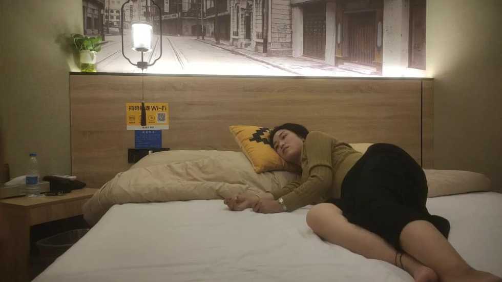 gc上海出差酒店约外围极品心机婊穿着黑丝吊带完美解锁