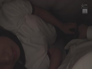 被窝中的初恋 被班上心仪的同班女同学在被窝中逆夜袭毎晩中出毕业旅行之夜 根尾あかり