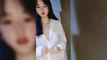 怀春少女性感可爱，粉嫩的酮体诱惑白丝激情大秀