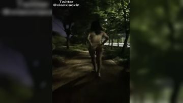 【最新流出❤️极品推特】身材苗条网红『小小星』全裸公园露出：赤裸酮体对着马路，过往车辆的叔叔们错过了这么美丽的风景呀！