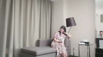 长裙性感援交外围美女被大屌土豪先舔湿嫩穴后再操到高潮,爽的嗷嗷叫!