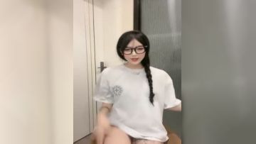 带个眼镜，换个发型，模特白皙妹子，全裸自慰身材火辣，胸部完美多角度展示粉鲍鱼第01集