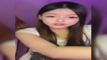 内地 两个00后颜值美少女！超级嫩紧致小穴！幸福炮友操逼，撸硬特写视角抽插，浴室洗澡掰开小穴..