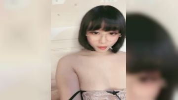 金丝眼镜的学生头妹子，岔腿跳蛋自慰，双手揉胸，吊钟白皙柰奶子，特写跳蛋插穴刺激的很第04集