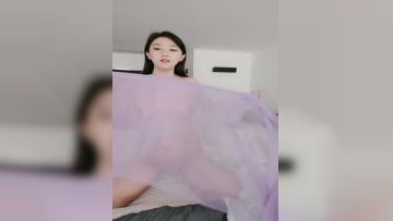 你的小冰冰微胖露脸颜值不错的极品妞下海大秀直播，全程露脸揉奶玩逼，舔弄道具模样好骚，电动鸡巴塞逼搅拌第03集