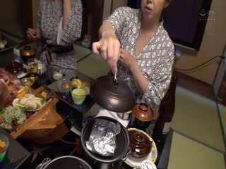 真实二人独处温泉旅行搞上浓密的两天一夜！！现出素颜！！展现情色！！自拍中出私人性爱！！ 风间由美 JUQ-119