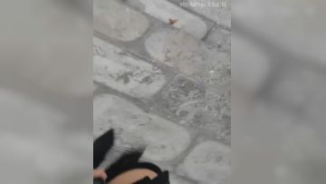 熟女大姐很风情,立春踏青野山头户外大胆露出,遇到游玩壹家人赶忙穿衣