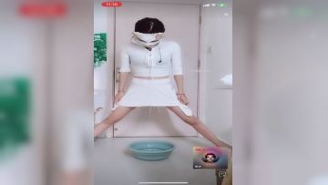 最新流出❤️《疯狂抖音》颜值反差婊美女带面具直播尿尿