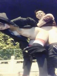 外企斯文眼镜男大冷天马路上与高颜值漂亮小女友直播啪啪，这么一个纯情美丽的女孩干这个白瞎了对白淫荡