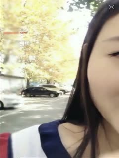 外表清纯白嫩长发重庆美女主播，肉丝短裙户外真空直播无视路人边走边秀大胆露逼到家之后换上情趣装挑逗国语对白