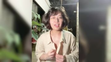 《顶级网红精品露脸》神似某明星的极品反差母狗23岁留学生可爱眼镜妹自摸啪啪口爆吞精(17)