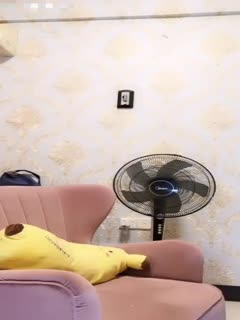 消失了一段时间去年很火的广东混血女神曼曼和大屌土豪口交啪啪对白有趣 ！