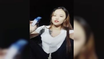 户外裸奔女神露脸跟小哥燃情户外啪啪，听狼友指挥脱光口交大鸡巴舔蛋蛋，车内放肆蹂躏抽插，内射骚穴嘴舔干净