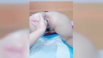 会唿吸的逼逼撅着屁股就是让大哥玩，淫声荡语互动聊骚，听狼友指挥抠了骚玩菊花，逼逼会动高潮喷水不断