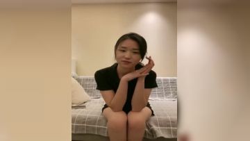 新人高挑妹子，露脸模特身材，沙发上和型男啪啪全过程，连体网袜抠逼亲嘴，各种爱抚道具自慰第01集