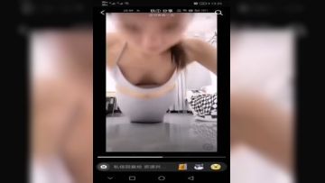 最新流出❤️《疯狂抖音》（对着镜头俯卧甩胸）颜值反差婊美女