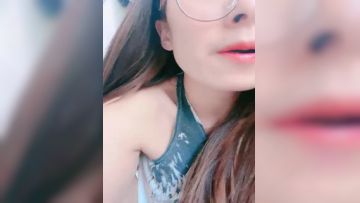 哺乳期小少妇很有气质，露脸发骚听狼友指挥，挤奶水给狼友看自己舔奶顺着嘴流好骚啊，骚穴特写道具抽插喷水第01集