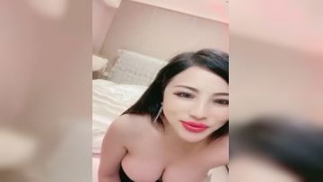 极品尤物丰满圆润美少妇黑丝吊带完全搂不住白皙大奶俯视角度特写粉骚的不行