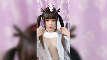 一脸呆萌18双马尾小萝莉，娇小身材白嫩贫乳，撩起睡衣扭动屁股，掰开紧致小嫩穴，超近特写揉搓，里面已经很湿