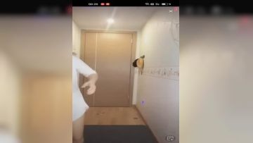 最新流出❤️《疯狂抖音》颜值反差婊美女倒立露奶子