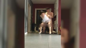 受不了高跟情趣白丝小骚货诱惑 胯下跪舔鸡巴 门前后入开操 站炮啪啪 直顶花芯淫叫不止完美露脸 高清720P版