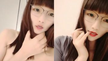 文化范眼镜美女直播啪啪啪穿个黑网袜情趣套勐干骚货 口爆一滴不剩全吞下