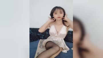 清纯欲女丝袜高跟全程露脸诱惑狼友，跟狼友互动撩骚妩媚风情，揉奶玩逼跳蛋塞逼里转动，高潮喷水淫荡又刺激第04集