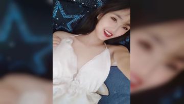 清纯欲女丝袜高跟全程露脸诱惑狼友，跟狼友互动撩骚妩媚风情，揉奶玩逼跳蛋塞逼里转动，高潮喷水淫荡又刺激第10集