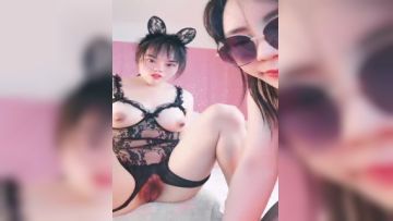 小哥哥双飞两个颜值婊子美少妇，情趣椅子加持女上位享受人间极乐，后入这个大屁股第01集