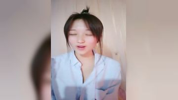 颜值很哇塞的极品小少妇全程露脸深夜激情陪狼友发骚，揉奶玩逼对着镜头掰开给狼友看特写，抠逼抠的好刺激第01集