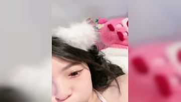 颜值小妹露脸白丝情趣诱惑，漏着骚奶子自己掰着逼道具抽插骚穴呻吟，听狼友指挥伸着舌头要舔狼友的大鸡巴第04集