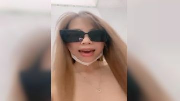 两个年轻姐妹花一起大秀直播给狼友看，淫荡风骚吃奶舔逼，一起玩大粗假鸡巴，像男人一样把闺蜜压在身下爆草