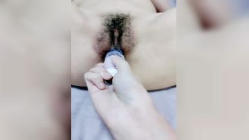 两个气质年轻嫩妹子相互自慰，道具插穴，年轻水多淫水超多