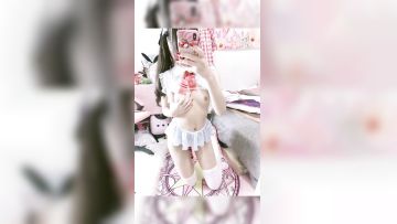 小虎牙00后萝莉近日刚播，一线天馒头美穴，两个小辫子换装诱惑，衬衣女仆装透视，浴室湿身诱惑，厕所蹲地上尿尿