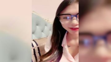 风骚大学生露脸激情大秀直播，跟狼友互动撩骚听指挥脱光了揉奶抠逼自慰，骚特写展示，淫水多多流出好淫荡第03集