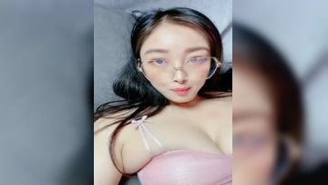 气质蛇精脸眼镜御姐范美少妇，骚气外表给男友撸管打飞机吮吸大龟头无套插白虎第02集