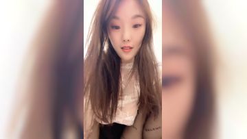 长发唇红齿白苗条高挑妹子，黑丝大长腿热舞自慰，椅子上手指抠逼，小蝴蝶逼淫水很多