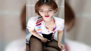 清纯高颜值的大美女，穿上黑丝空姐制服