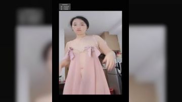 轻熟女美少妇露脸全裸自慰，换了多套衣服，自己喜欢玩弄粉蝴蝶逼第01集